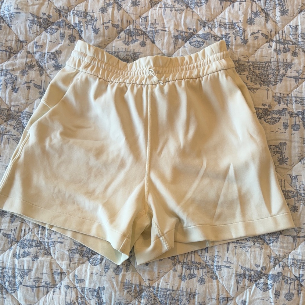 Lululemon softstreme high rise short 4”
